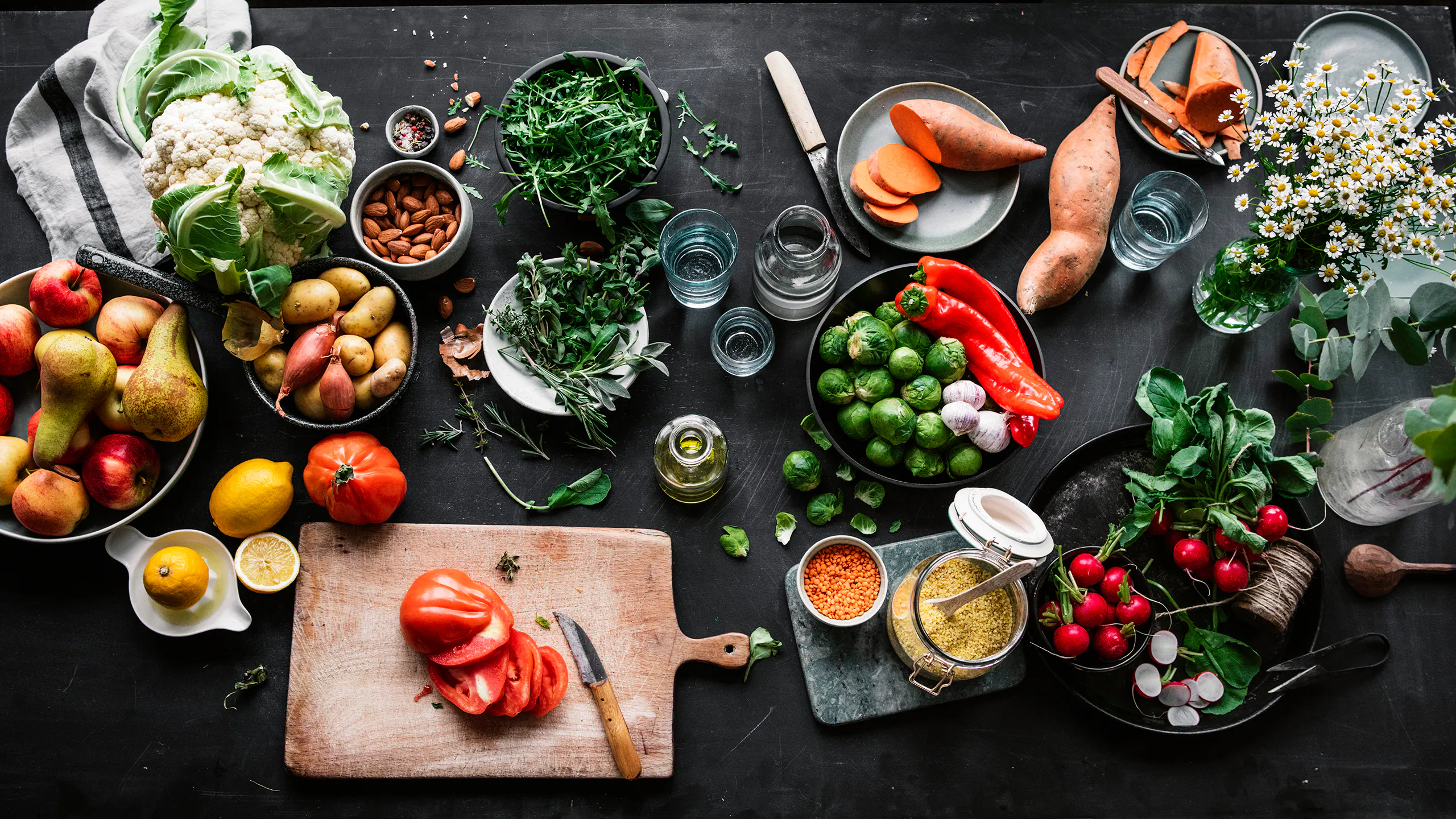 Frische, bunte Lebensmittel auf einer Schieferfläche drapiert.