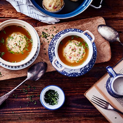 Probieren Sie unser Speckknödelsuppe-Rezept – eine Südtiroler Spezialität: schnell zubereitet, wunderbar wärmend, aromatisch und köstlich.