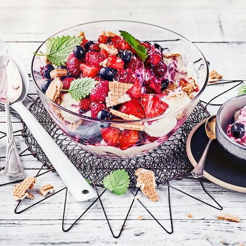 Unser Tipp für ein getränktes Dessert mit frischen Früchten: Probieren Sie unseren Beeren-Trifle mit Ricottacreme und Knusperwaffeln!