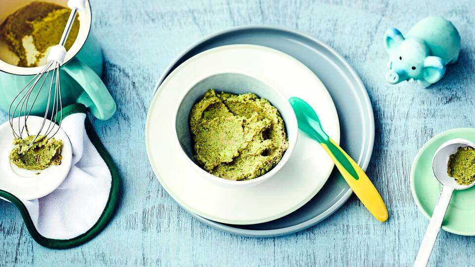 Mit unserem Brokkoli-Kartoffelbrei gelingt Ihnen im Handumdrehen eine sättigende Mahlzeit für Ihr Baby. Apfelsaft sorgt für einen fruchtigen Geschmack.