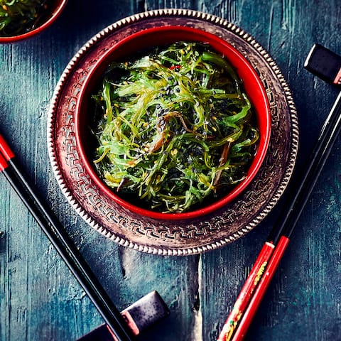 Algensalat – besser bekannt als Goma Wakame – erfreut sich immer größerer Beliebtheit. Sie bekommen ihn an einer gut sortierten Frischetheke oder stellen ihn mit unserem Rezept ganz einfach selber her. 