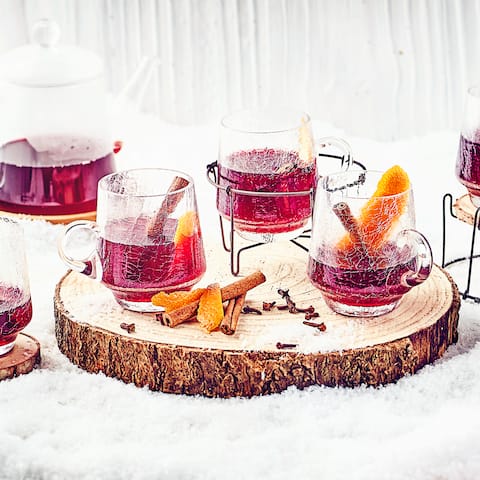 Mit unserem Rezept für alkoholfreien Glühwein zeigen wir Ihnen, dass die wohltuende Wirkung des berühmten Heißgetränkes nicht vom Alkohol herrührt.
