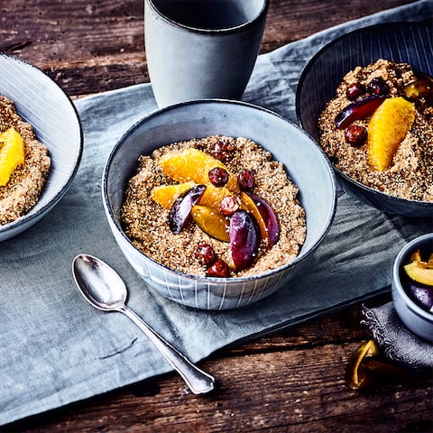 Porridge mal anders? Probieren Sie doch mal unseren Amaranth-Porridge mit Pflaumen, einer Orange und Haselnüssen für den perfekten Start in den Tag!