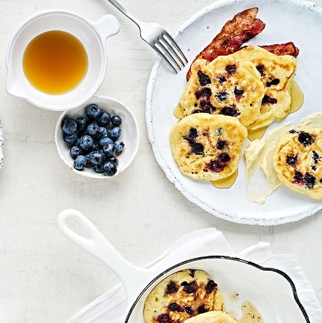 American Pancakes mit Speck und Heidelbeeren 