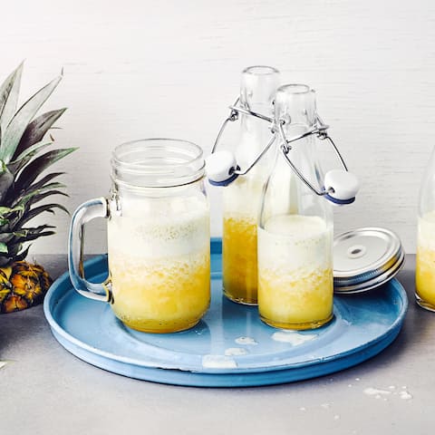 Unser Rezept für diesen exotischen Ananas-Apfel-Drink ist herrlich erfrischend und in nur 10 Minuten zubereitet – probieren Sie es gleich mal aus!