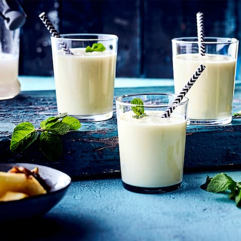 Fruchtiger Smoothie mit Joghurt, Kokosmilch und Ananas, gesüßt mit Kokossirup.