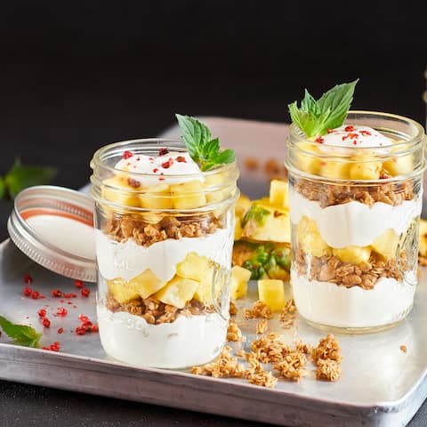 Unser Rezepttipp für ganz viel Power: Probieren Sie unseren Ananas-Protein-Becher mit viel frischer Ananas, Apfelsaft, Skyr und Knuspermüsli!