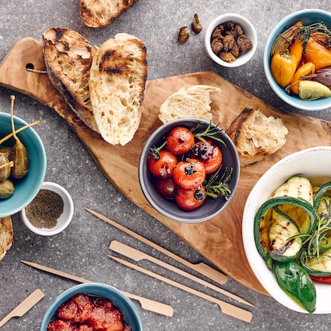 Typisch mediterrane Antipasti-Mischung mit Mini-Kartoffeln, Petersilienpesto, Kräuter-Dip, Zucchini und vielem mehr. Die perfekte Mischung für einen köstlichen Abend!