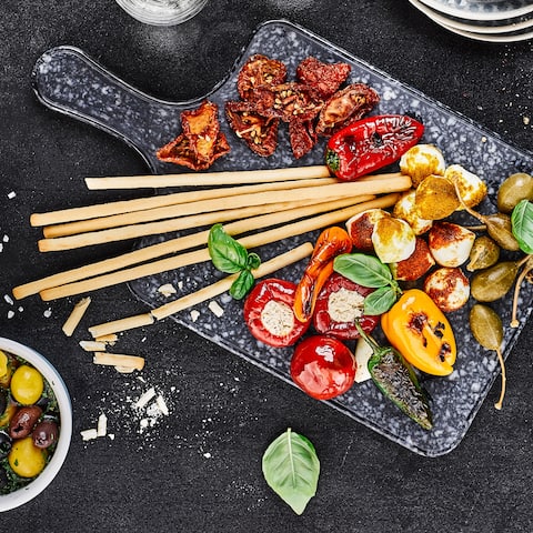 Antipasti aus Artischocken, Mozzarella und gebratener Snack-Paprika.