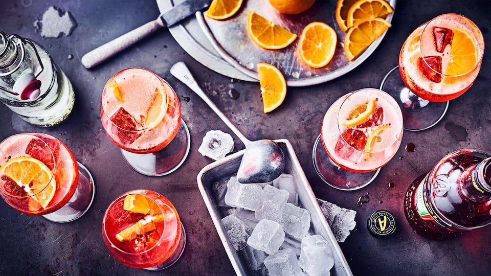 Das Aperol-Spritz-Rezept ist ein echter Klassiker und gehört unbedingt auf die Cocktailkarte Ihrer nächsten Party. So machen Sie den erfrischenden Cocktail selbst!