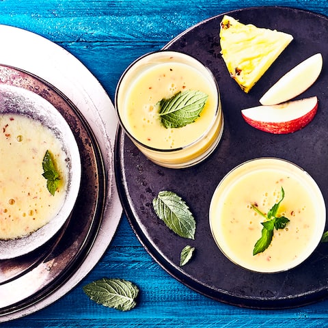 In unserem Ananas-Shake vereinen sich Joghurt, Äpfel und Ananasfruchtfleisch zu einer exotischen Köstlichkeit. Probieren Sie auch weitere Obstmischungen!