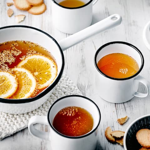 Unser Apfelpunsch-Rezept bedarf nur weniger Handgriffe und Zutaten – Sie brauchen Ingwer, Glühweingewürz, Apfelsaft, Orangen und Honig.