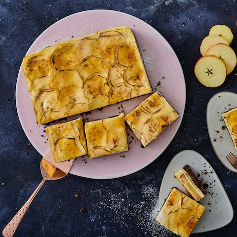 Krümeliger Butterkeks-Kakao-Boden mit cremiger Frischkäsemasse und leckerer Apfelschicht: Probieren Sie unser Rezept für einen Apfel-Käsekuchen. 