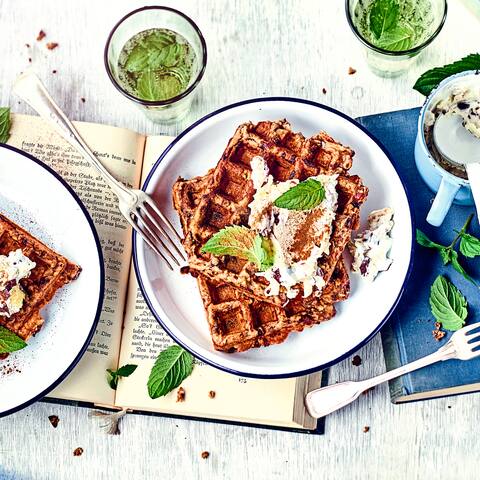 Diese süße Mahlzeit schmeckt nicht nur Kindern gut: Probieren Sie unsere leckeren Müsliwaffeln mit einer zimtigen Apfel-Quark-Creme!Diese süße Mahlzeit schmeckt nicht nur Kindern gut: Probieren Sie die leckeren Müsliwaffeln mit einer zimtigen Apfel-Quark-Creme!
