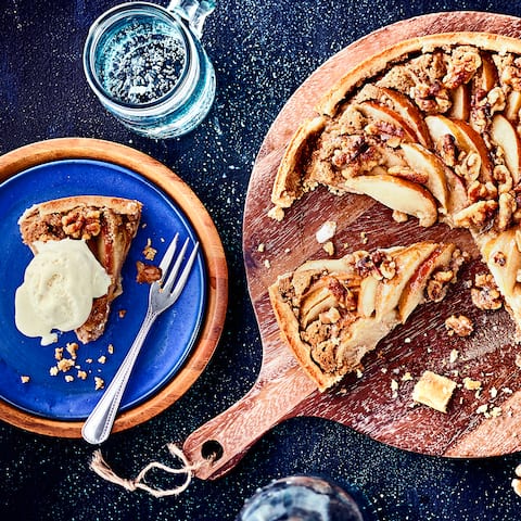 Wir servieren den Apfel-Walnuss-Kuchen am liebsten noch warm und kombinieren ihn mit leckerem Vanilleeis oder Vanillesahne.