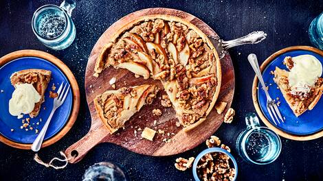 Wir servieren den Apfel-Walnuss-Kuchen am liebsten noch warm und kombinieren ihn mit leckerem Vanilleeis oder Vanillesahne.