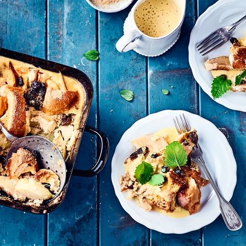 Ein wahrer Genuss: Warmer Apfelauflauf mit Kirschen und selbstgemachter Vanillesauce: So schmeckt Apfelkuchen-Liebe! Probieren Sie unseren Ofenschlupfer!