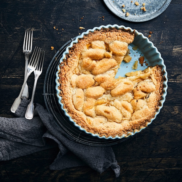 So unvergleichlich kann nur ein Apfelkuchen duften: Unser Apfelkuchen mit Knusperdeckel wird mit ganz viel Liebe gebacken und am besten in gemütlicher Runde verzehrt!