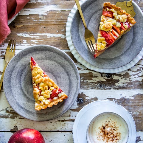 Apfelkuchen ist ein Klassiker unter den Obstkuchen und gehört das ganze Jahr über zu den beliebtesten Backrezepten. Mit buttrigem Mürbeteig sowie knusprigen Streuseln schmeckt er besonders gut!