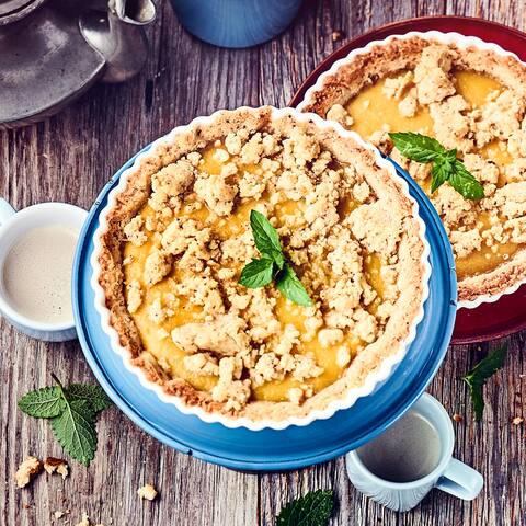 Der Apfelkuchen soll besonders saftig werden? In diesem Fall verwenden wir Haselnussmürbeteig, der mit Apfelmus mit Pudding und Streuseln belegt wird. Einfach lecker!