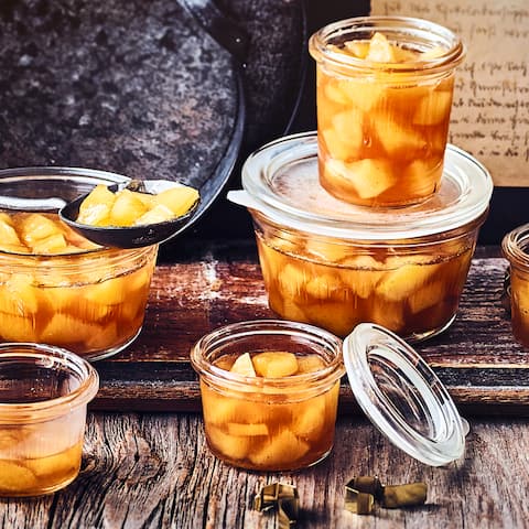 Passt am besten im Herbst zur Apfelernte: Selbstgemachte Apfelmarmelade aus frischen Äpfeln, etwas Zitrone, Zucker und Apfelsaft. Unbedingt einmal ausprobieren!