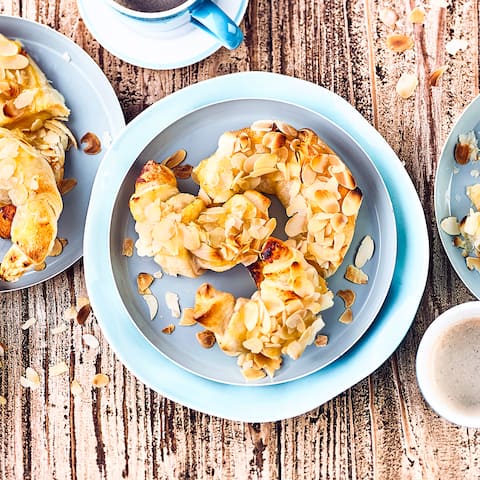 Selbstgemachte Apfelmus-Hörnchen sind die Kuchen-Alternative zum Kaffeetisch. Oder einfach mal als Snack zwischendurch: Einfach zum Reinbeißen!