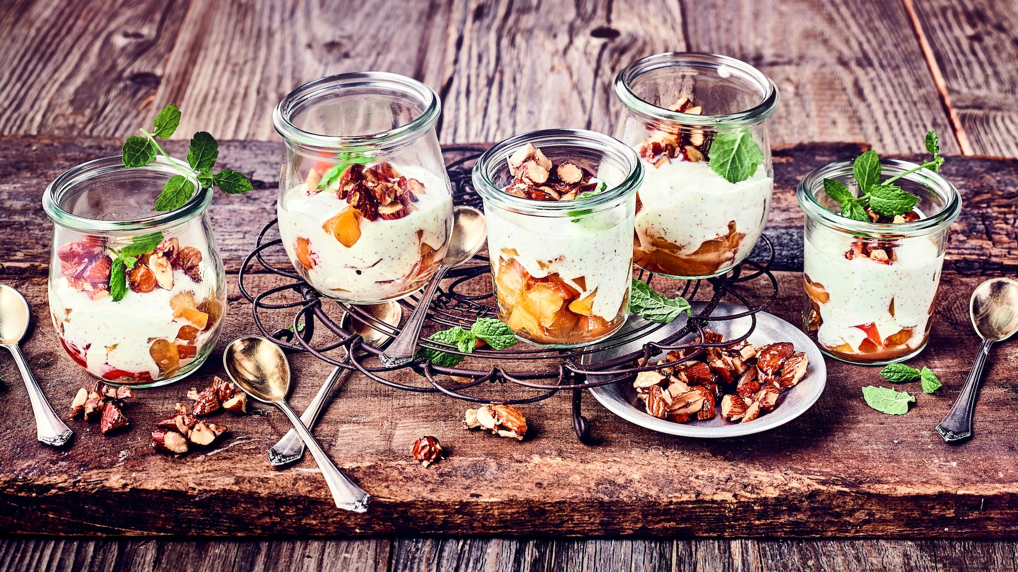 Apfelmus mit Zimtcreme und Karamellmandeln