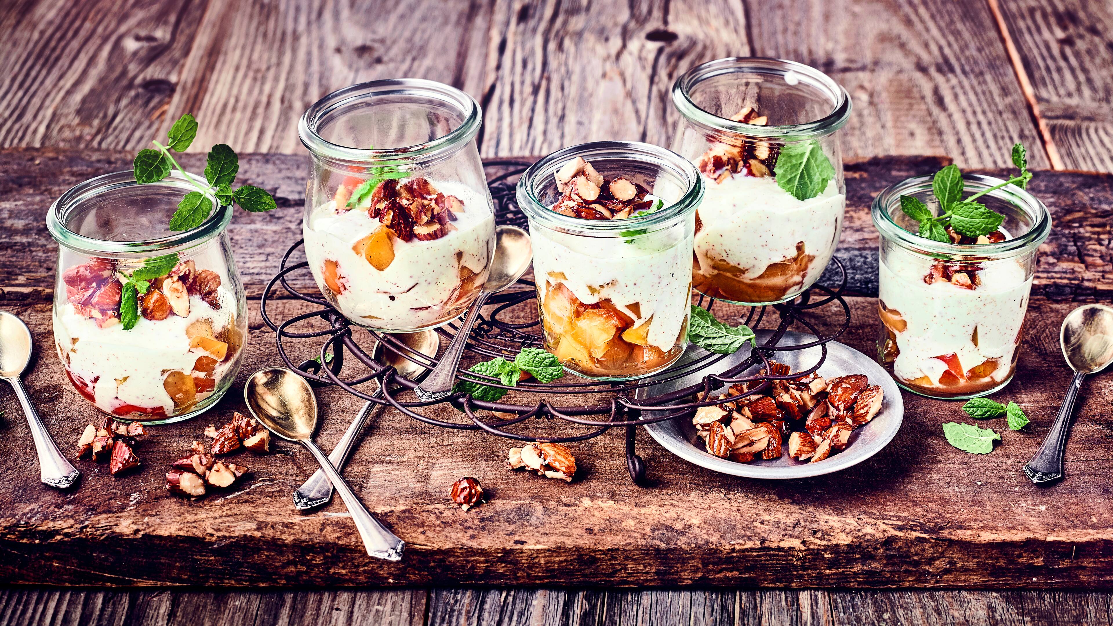 Apfelmus mit Zimtcreme und Karamellmandeln - Rezept | EDEKA
