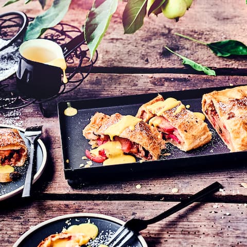 Herrlicher Apfelstrudel an Vanillesauce. Genau das richtige für ein Sommerpicknick im Garten unterm Apfelbaum.