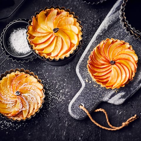 Verzaubern Sie Ihre Gäste mit diesem fruchtig-frischen Dessert: Probieren Sie unser Rezept für kleine Apfeltartelettes mit Aprikosenkonfitüre und Korinthen aus – süß und lecker!