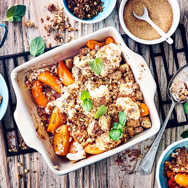 Zum Dahinschmelzen: Ricotta-Dessert mit Aprikosen, zerbröselten Cantuccini und Haselnüssen. 