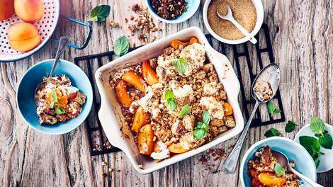 Zum Dahinschmelzen: Ricotta-Dessert mit Aprikosen, zerbröselten Cantuccini und Haselnüssen. 