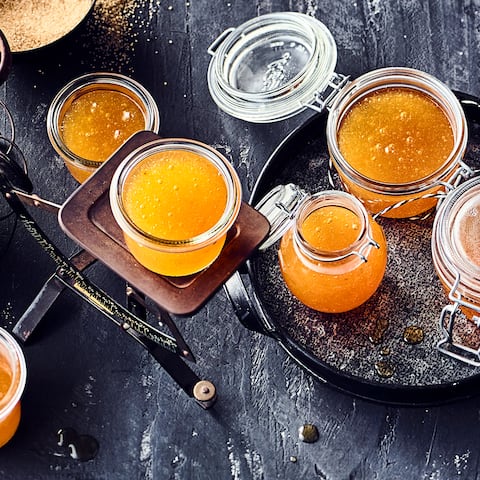 Unser Tipp für Sie: Selbstgemachte Aprikosenmarmelade lässt sich hervorragend durch getrocknete Lavendelblüten, Thymian oder Rosmarin verfeinern.
