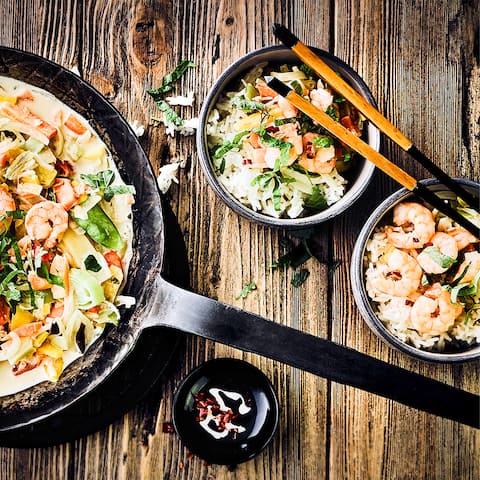 Ganz fix und ganz lecker: Kochen Sie eine asiatische Gemüsepfanne mit Garnelen, Kokosmilch, Sesamöl und Basmatireis zu. Völlig glutenfrei!