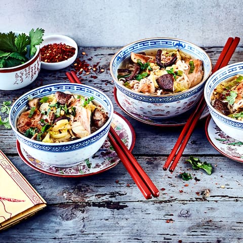 Ramensuppe gehört zu den beliebtesten Gerichten der japanischen Küche. Genießen Sie die dampfende asiatische Nudelsuppe, die sich ganz einfach individuell verfeinern lässt!