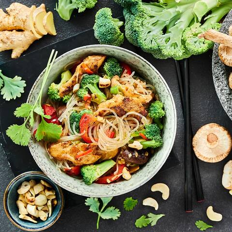 Genießen Sie unsere asiatische Wokpfanne mit Brokkoli ganz ohne Fleisch sondern mit veganem Fleischersatz und allerlei frischem Gemüse. 