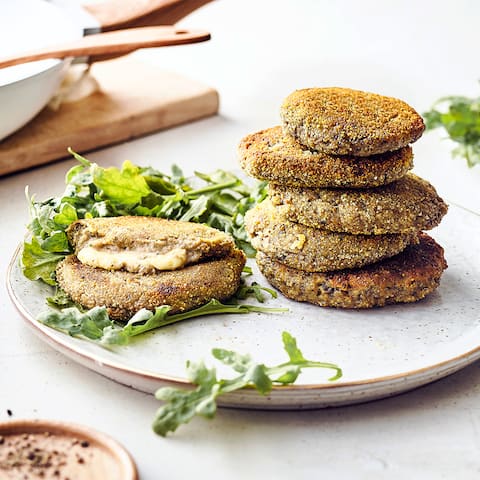 Unser Tipp für eine leckere Zwischenmahlzeit, die Sie in einer Stunde zubereitet haben: Probieren Sie unsere panierten Auberginenbratlinge gefüllt mit einer kleinen Mozzarellakugel!