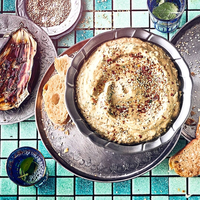 Holen Sie sich etwas Inspiration für echt orientalische Küche mit unserem Auberginenpüree-Rezept. Aubergine grillen, pürieren, würzen, fertig!