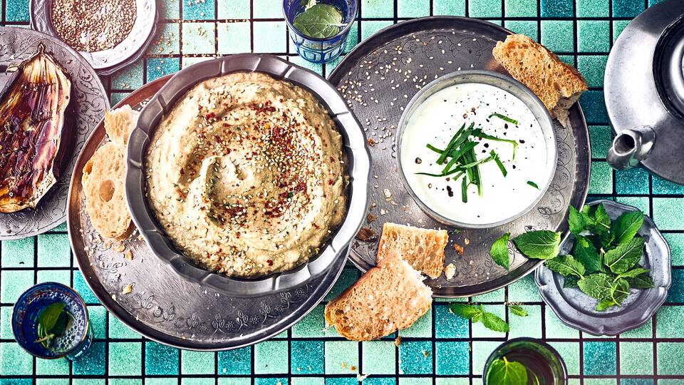 Holen Sie sich etwas Inspiration für echt orientalische Küche mit unserem Auberginenpüree-Rezept. Aubergine grillen, pürieren, würzen, fertig!