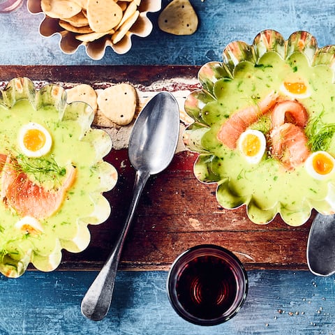 Mit unserer Avocado-Bärlauch-Suppe bereiten Sie eine leckere warme Mahlzeit zu. Wachteleier und Räucherlachs verleihen der Suppe eine besondere Note.
