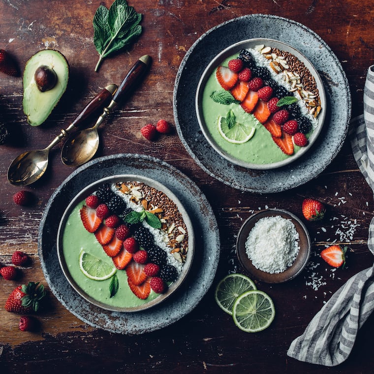 Avocado-Beeren Bowl