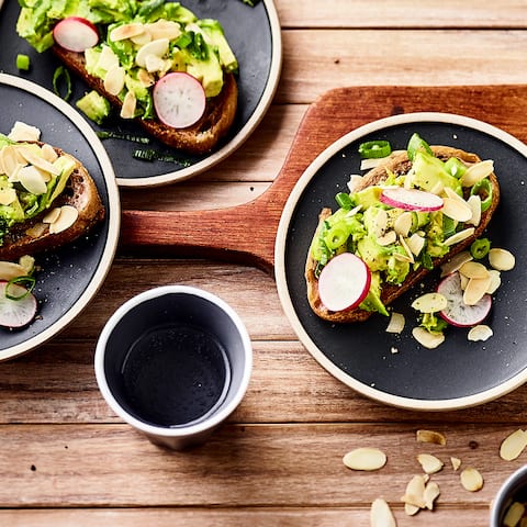 Verzaubern Sie Ihre Gäste mit dieser schmackhaften Vorspeise: Probieren Sie unsere Ciabatta-Bruschetta mit Avocado, Knoblauch, Radieschen und Mandelstiften – fertig in 25 Minuten!