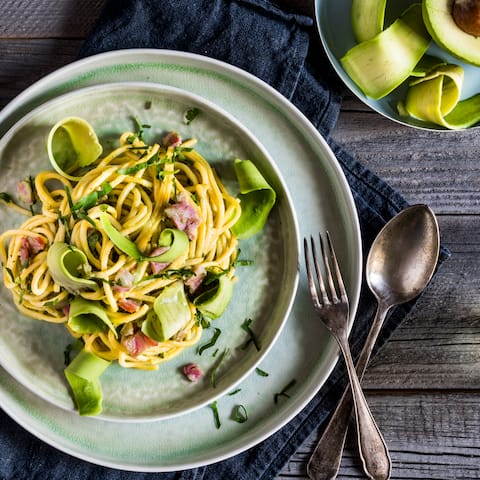 Spaghetti mit cremiger Avocado Sauce, würzigem Panchetta und Avocado-Shaves, ein perfektes Sommer-Pasta-Gericht.