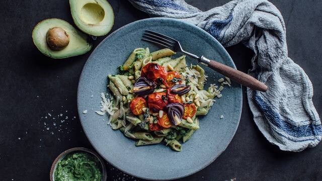 Avocado-Pesto mit Vollkorn-Penne