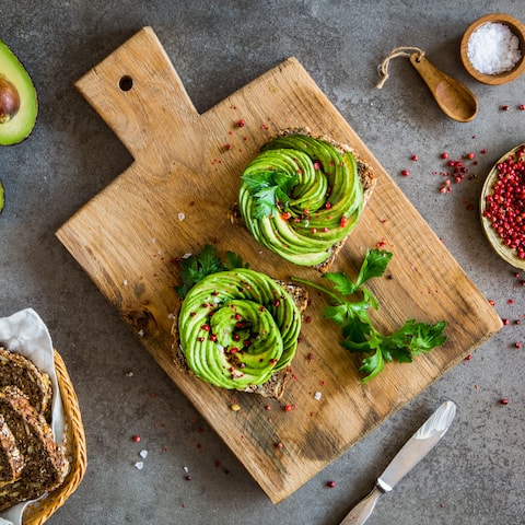 Suchen Sie einen veganen Snack? Probieren Sie einmal unsere Avocado-Röschen zusammen mit einem Brötchen mit frischen Tomaten, Balsamico-Essig, Zitrone und Mandeln – fertig in 20 Minuten!