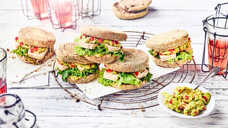 Avocado-Sandwich mit Tofu