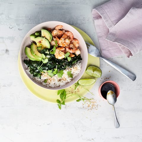 Bowl-Gerichte sind praktisch und erfreuen Sie mit einem schönen Anblick: Probieren Sie unsere vegetarische Variante mit Avocado, Spinat und pikant gewürzten Sesam-Garnelen – fertig in 30 Minuten!