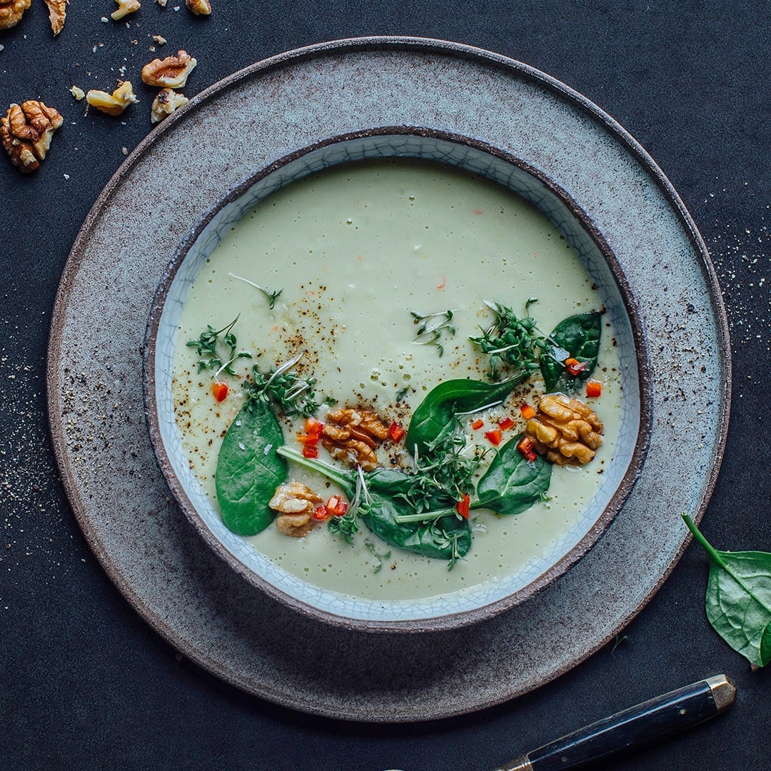 Avocado-Suppe mit Naturjoghurt und Walnüssen