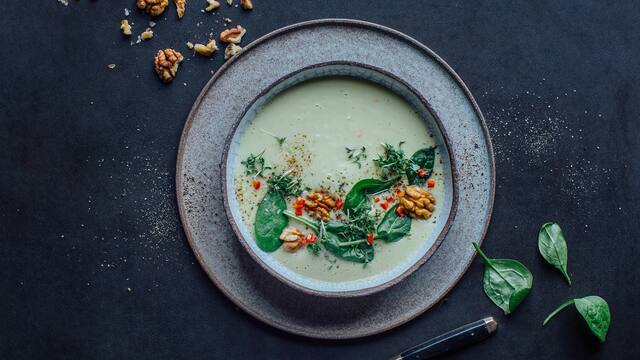 Avocado-Suppe mit Naturjoghurt