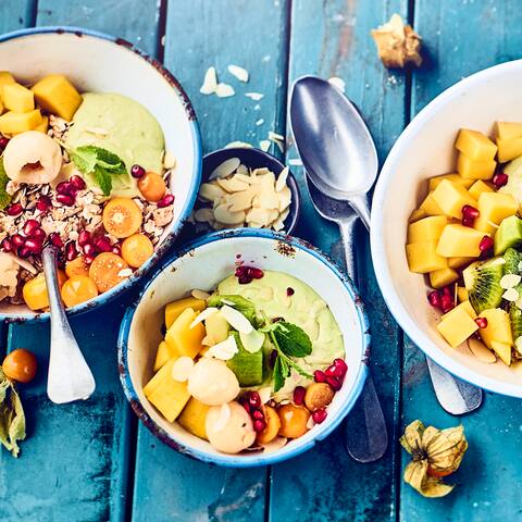 Haben Sie die grüne Frucht schon einmal süß getestet? Dann probieren Sie unsere Avocadocreme mit Ricotta und Zimt an Salat aus frischen, exotischen Früchten – zubereitet in 15 Minuten!